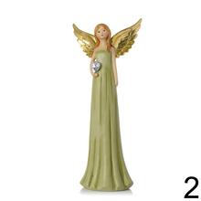 Dekoračný anjel so srdcom a zlatými krídlami.