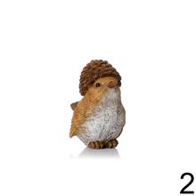 Hnedý vtáčik s klobúčikom z šišky a žaludu.