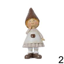 Dve dievčatá v béžových šatách a hnedých klobúkoch.