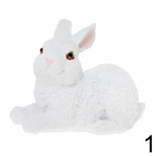 Biele zajačiky rôznych pozícií.