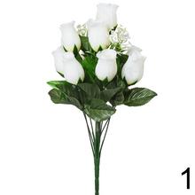 Umelá kytica ruží s bielymi kvetmi a zelenými listami.