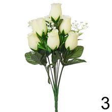 Umelá kytica ruží s bielymi kvetmi a zelenými listami.