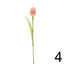 Umelé kvety tulipány v rôznych farbách.