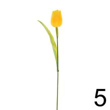 Umelé kvety tulipány v rôznych farbách.