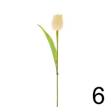 Umelé kvety tulipány v rôznych farbách.