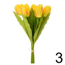 Kytica umelých tulipánov v rôznych farbách.