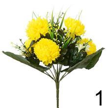 Kytica chryzantém s drobnou zeleňou v mixe farieb.