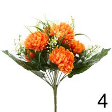 Kytica chryzantém s drobnou zeleňou v mixe farieb.