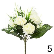 Kytica chryzantém s drobnou zeleňou v mixe farieb.