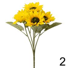 Kytica slnečníc s piatimi kvetmi v mixe.