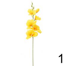 Umelé kvety gladiola v oranžovej, žltej a červenej farbe.