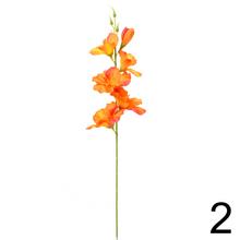 Umelé kvety gladiola v oranžovej, žltej a červenej farbe.
