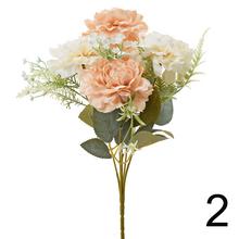 Kytica pivónia s rôznymi farbami a zeleňou.