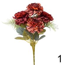 Kytica pivónia s rôznymi farbami a zeleňou.