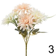 Kytica umelých kvetov s piatimi dáhliami v mixe farieb.