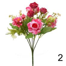 Kytica umelých ruží a drobných kvetov v mixe.