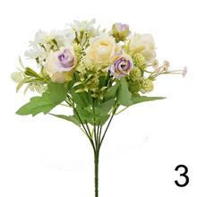 Kytica umelých ruží a drobných kvetov v mixe.