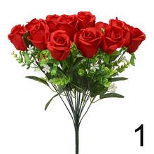 Kytica umelých ruží v červenej a bielej farbe.