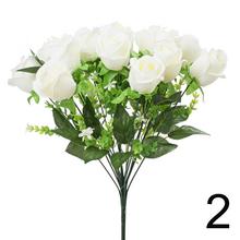 Kytica umelých ruží v červenej a bielej farbe.