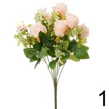 Kytica bielych a ružových umelých ruží s drobnými kvetmi a zeleňou.