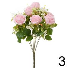 Kytica bielych a ružových umelých ruží s drobnými kvetmi a zeleňou.