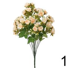 Kytica umelých ružičiek šípkových v mixe farieb a zelene.