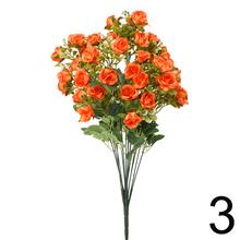 Kytica umelých ružičiek šípkových v mixe farieb a zelene.