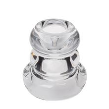 Sklenený svietnik s rozmermi 6x6x6 cm.