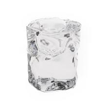 Sklenený svietnik s rozmermi 5x5x6 cm.