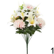 Kytica umelých kvetov s ľaliami a chryzantémami.