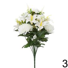 Kytica umelých kvetov s ľaliami a chryzantémami.