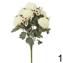 Kytica chryzantém a slnečníc so zeleňou.