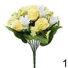 Kytica umelých kvetov s ružami, ľaliami a drobnými kvetmi v mixe.