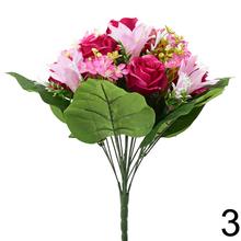 Kytica umelých kvetov s ružami, ľaliami a drobnými kvetmi v mixe.