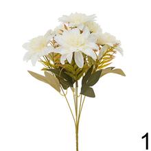 Kytica umelých kvetov s bielymi a ružovými kvetmi.