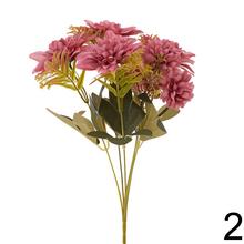 Kytica umelých kvetov s bielymi a ružovými kvetmi.