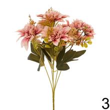 Kytica umelých kvetov s bielymi a ružovými kvetmi.