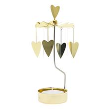 Zlatý svietnik v tvare srdca s visiacimi srdiečkami.
