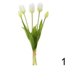 Zväzok umelých tulipánov v mixe farieb.