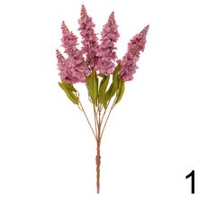 Kytica matiola v mixe farieb s umelými kvetmi a zelenými listami.