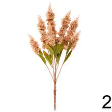 Kytica matiola v mixe farieb s umelými kvetmi a zelenými listami.