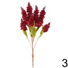 Kytica matiola v mixe farieb s umelými kvetmi a zelenými listami.