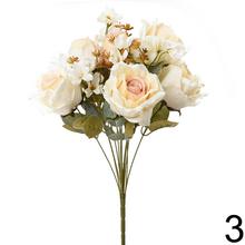 Kytica umelých ruží s drobnými kvetmi a zeleňou v mixe.