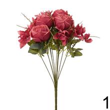 Kytica umelých kvetov s ružami, zlatou papraďou a drobnými kvetmi.