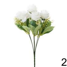 Kytica umelých ruží v mixe farieb s zelenými listami.