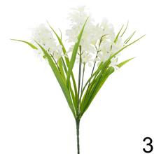 Kytica umelých hyacintov v mixe farieb.