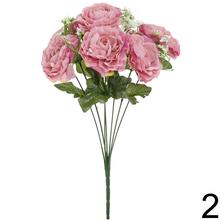 Kytica umelých ruží v oranžovej farbe s bielymi detailmi.