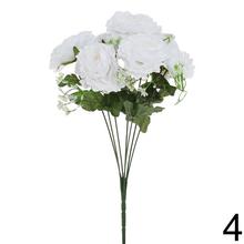 Kytica umelých ruží v oranžovej farbe s bielymi detailmi.