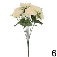 Kytica umelých ruží v oranžovej farbe s bielymi detailmi.