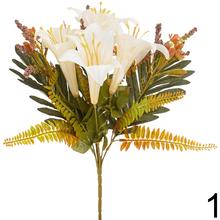 Kytica umelých kvetov s ľaliami, bobuľkami a zeleňou.